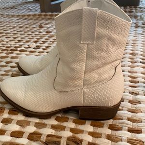 Coconuts by Matisse Cowboy Booties